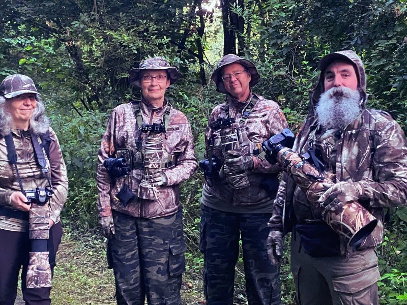 photographes animaliers en tenue de camouflage