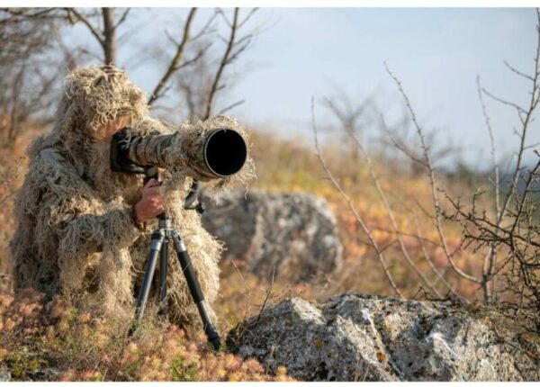 photographe animalier camouflé et son trépied photo